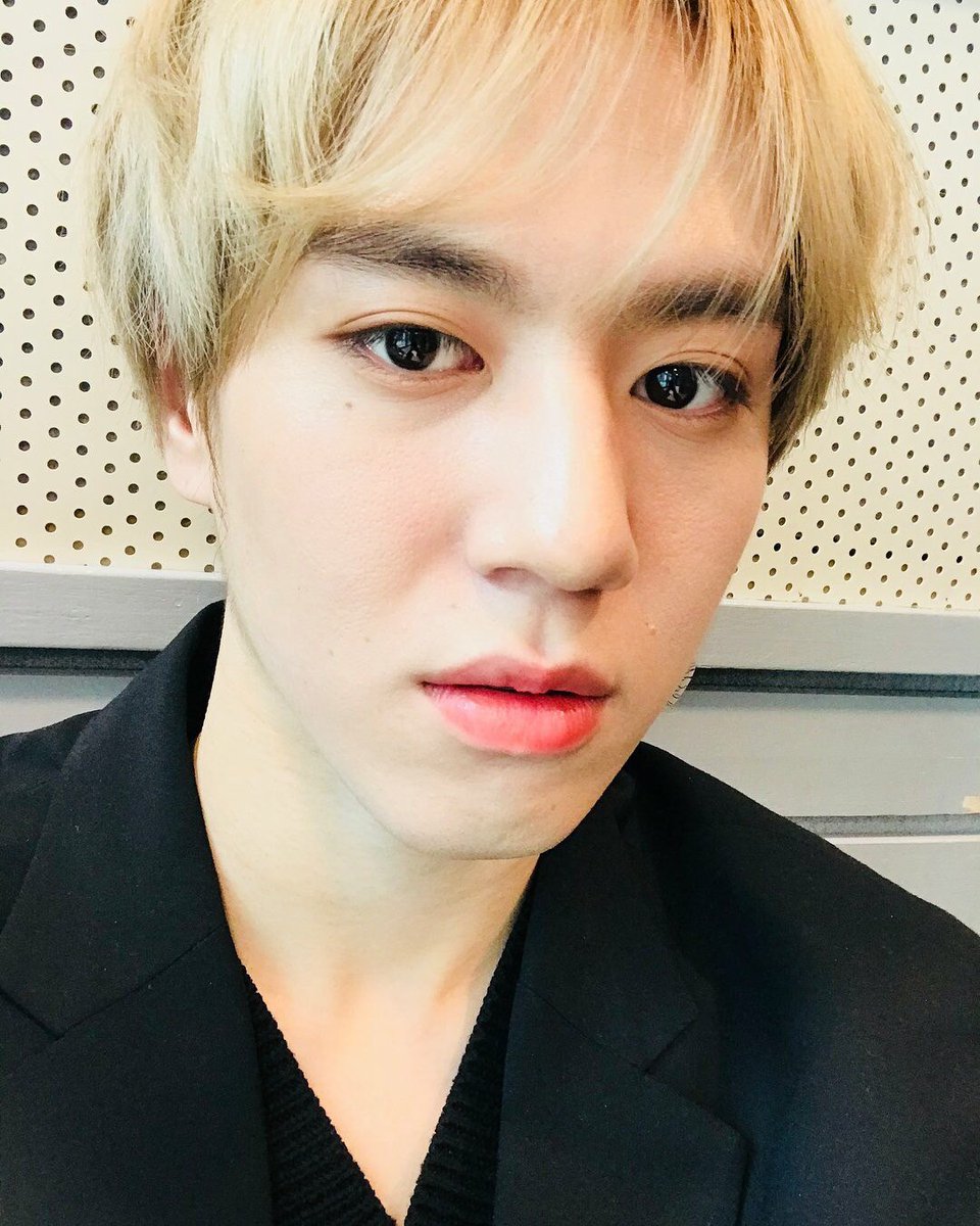 iFuck7official's tweet photo. #CHRIS2 🎨 No se dejen engañar por mi cara de asco, la cosa es que me tomé la foto después de llorar por novena vez en el día escuchando #SunrisePaintMe. Esperamos que la próxima vez ya me sepa tomar selcas, aunque, why do I need that when I #PaintWithSunrise? https://t.co/F642vw4JCO