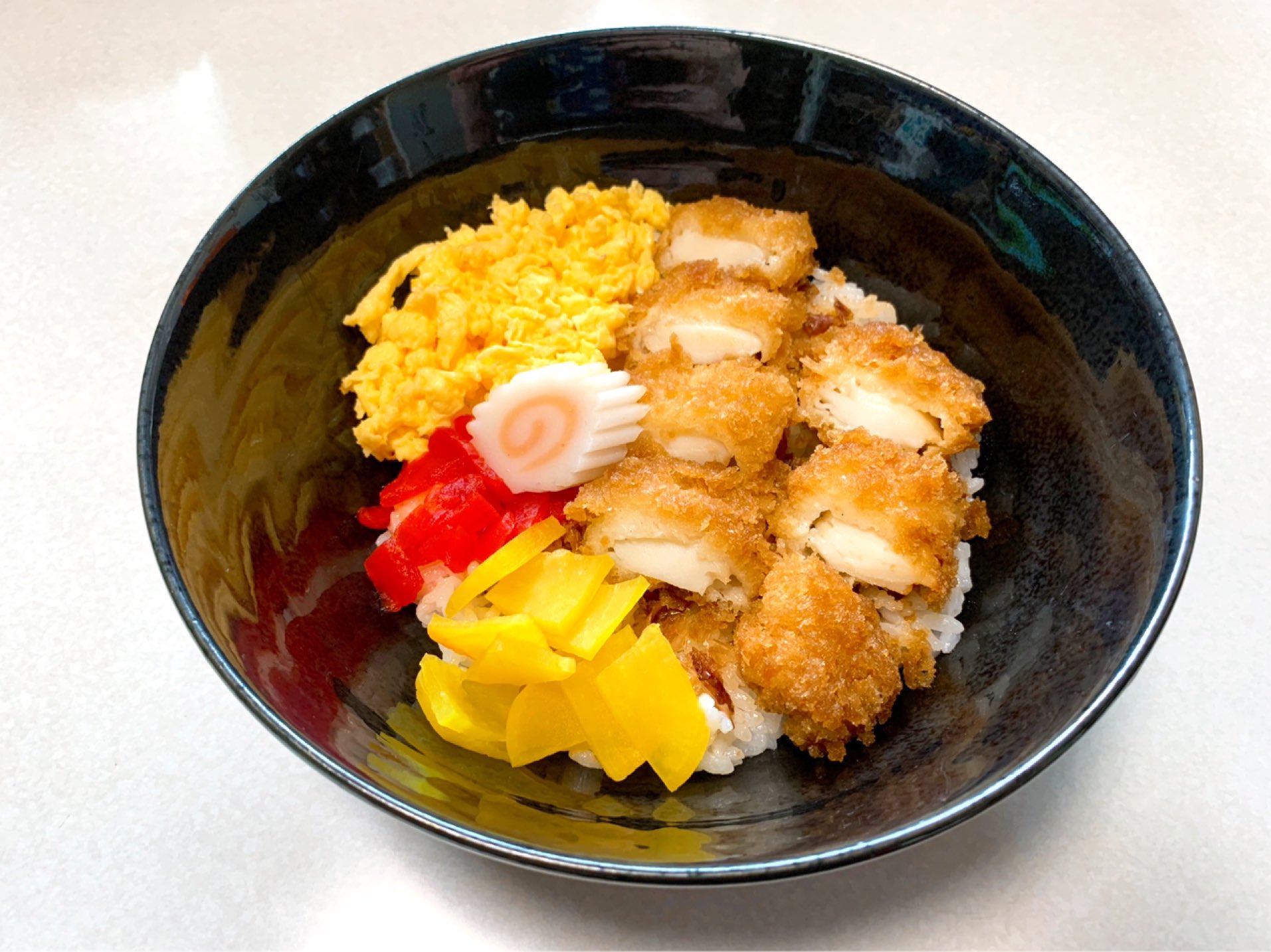 Nya イカフライおかか丼 セブンイレブンの過去の名作 イカフライおかか弁当を丼で再現 キンピラや赤い漬物も入っていないが 雰囲気だけはそこそこ再現出来たんじゃないかな 自宅めし 朝ごはん イカフライおかか丼 イカフライおかか弁当 ぽっぽ亭