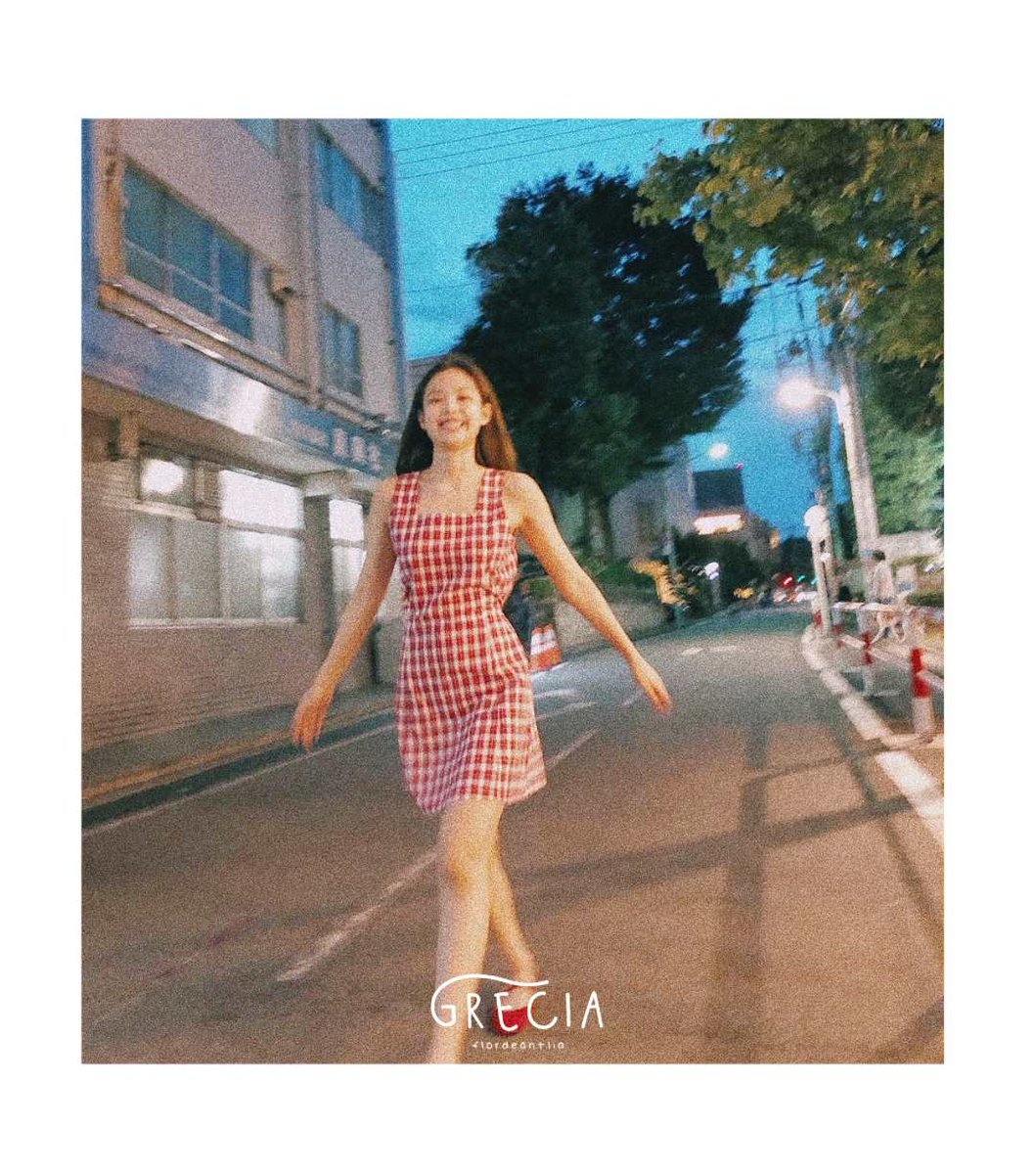 ©flordeantlia.

No oxygen, I can’t breathe it’s getting mixed up and tangled. My once quiet heart is now acting up over meaningless texts, I go up and down back and forth, can’t control it. Baby it’s you, it’s because of you.