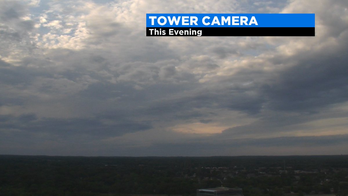 KarenCarterTV's tweet photo. A look at the skies before storms move in this evening. #calmbeforethestorms #increasingclouds #fridaynight https://t.co/DeOr0CLD8g