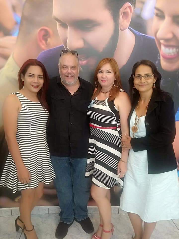 pinedaboris's tweet photo. Para muchos de ustedes Brenda Rosales es Vladimir Rosales. Para Nayib, Steiner, Chichilco, es Brenda. En INJUVE, es Brenda. Ocupa una Subdirección (flecha verde), ah y hay una Unidad de Género (flecha roja), que Brenda no se inventó. https://t.co/rb8V4IRngF