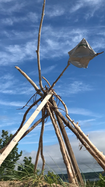 BaseballFrogz's tweet photo. An Army of Frogz carried #LakeMichigan driftwood up a STEEP 500+foot dune to fly their #FrogzFlag

Under guidance of FrogzAlum @eliprather1 &amp; bigbros @marcus_wynalda &amp; @CooperMacy35

14u Frogz (Joe,Max,Jacob @PaulMacy @AidanSteinfeldt @dashkin02834072) bravely slept atop the dune https://t.co/l7CMdD6zQE