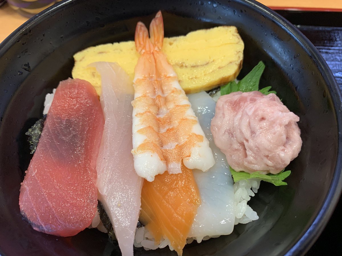 回転寿司で存在しないメニューを作ってみた こうしてみると６皿くらいで海鮮丼一杯くらいにはなるのか 出汁をかけて食べたい Togetter