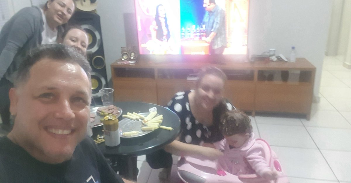 caiqueekaue's tweet photo. Curtindo a #livedoratinho com a família https://t.co/PVVbWndrlu
