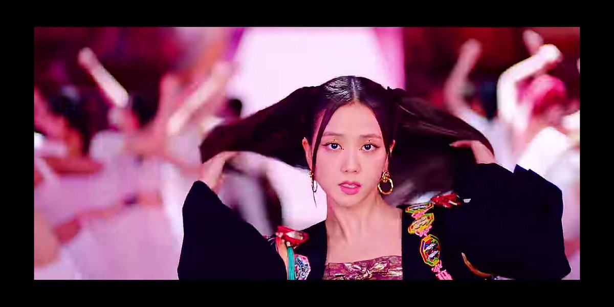 Jisoo flipping her hair...what a power move