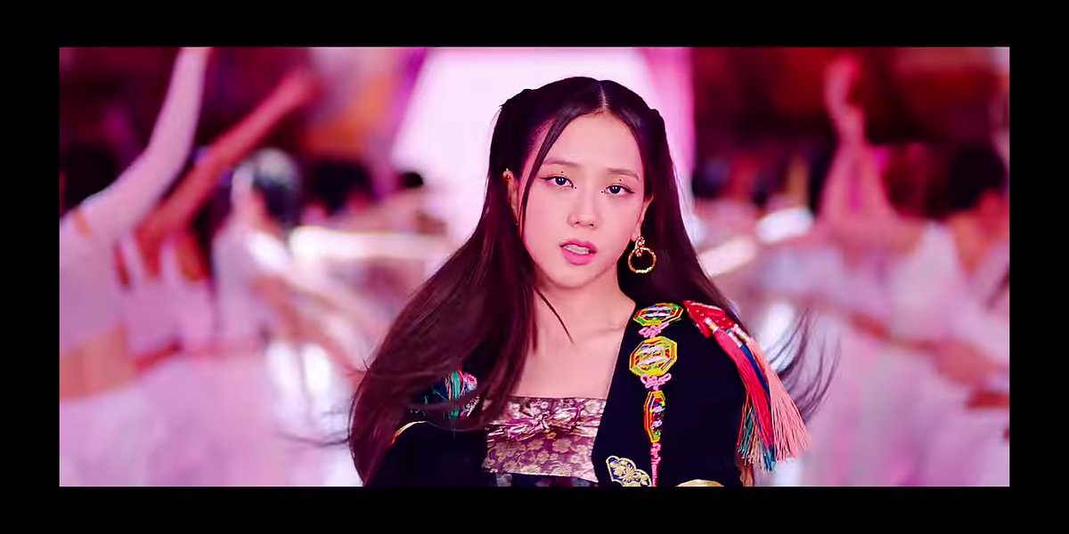 Jisoo flipping her hair...what a power move
