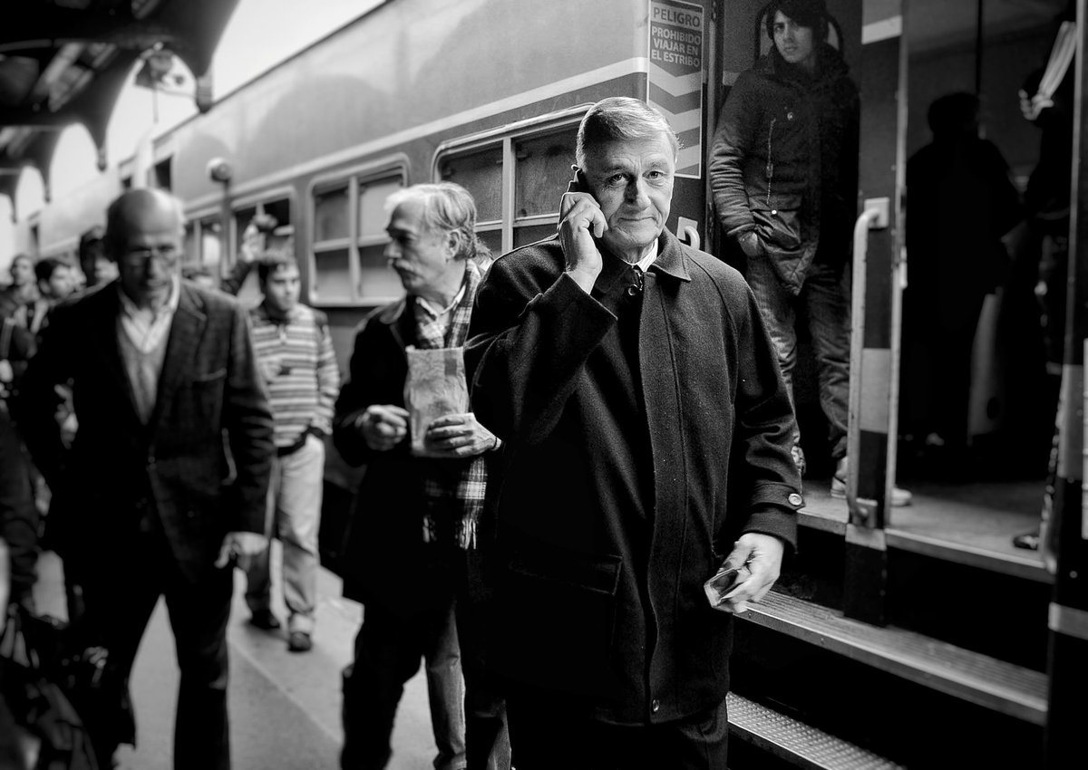 PabloAharonian's tweet photo. 09/08/11. El lider del partido socialista y candidato a presidente, Hermes Binner, llega en tren a Quilmes, durante una recorrida de campaña. 
Un privilegio que pocos políticos pueden darse. Caminar y viajar en el transporte público. #Binner #HermesBinner #QEPD https://t.co/bh5W3xbVxT