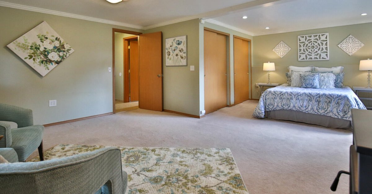 PelhamGroupNW's tweet photo. Some days you just want to lay in bed all day. ☔️ Which is why we make sure our staged bedrooms are one of the most inviting and coziest rooms in the entire home 💗
Stage Your Home HERE: https://t.co/cLGk1jaKmO
#HomeStaging #StageMyHome #RealEstate #SellMyHome #KimPelham https://t.co/4Vfga8b5yx