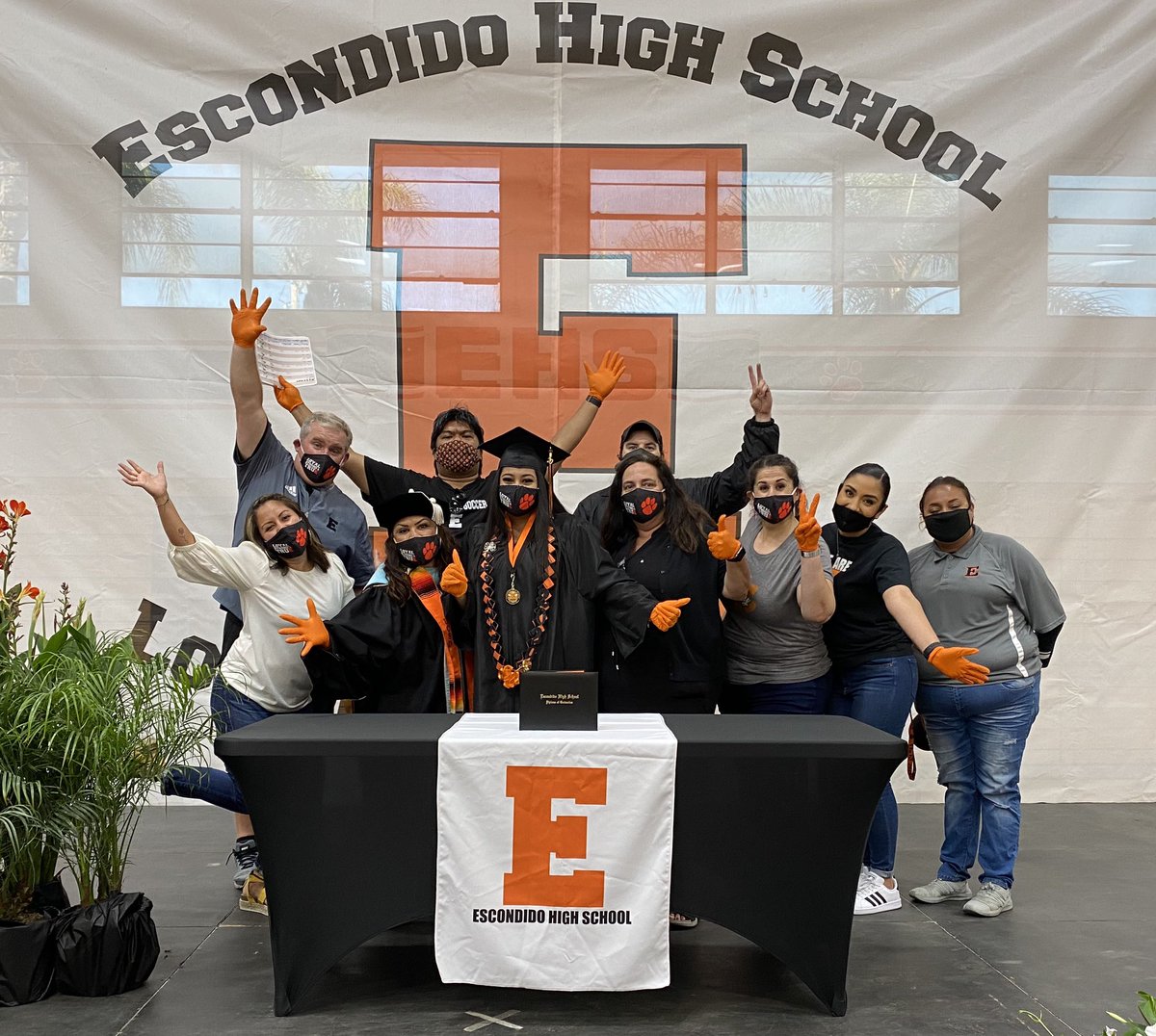 ALepeRamirez's tweet photo. Day 5, 40 hours later we processed our final @ehscougars graduate!! Many thanks to EVERYONE that helped make this week a success 🖤🧡🖤🧡 #WeAreEscondido #ItsAGr8Day2BACougar #LoyalStrongAndTrue @EUHSD @Jason_JacobsEHS @jbordman @EHS_ASB @Kel_Grigsby https://t.co/t7fWtfW22Y