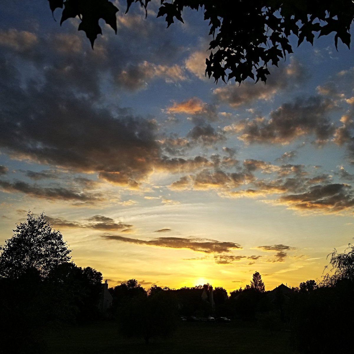 Pferrone's tweet photo. Beautiful night and sunset to match. @katebilo @KathyOrrFOX29 @katiefehlinger https://t.co/uufxeoOpry