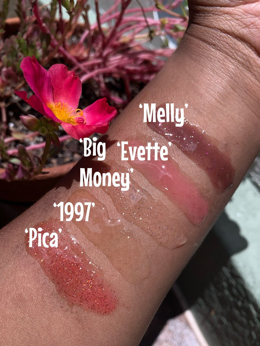 Evrything_Alexx's tweet photo. I handmake cruelty &amp; vegan free lip gloss. They are super hydrating,, moisturizing,, and have out of this world shine. I’m a black small business owner. Follow my IG for more https://t.co/WTZLnAm4TT Please retweet my next customer may be on your feed 💋 #SupportBlackBusinesses https://t.co/iSvUvY3NGx