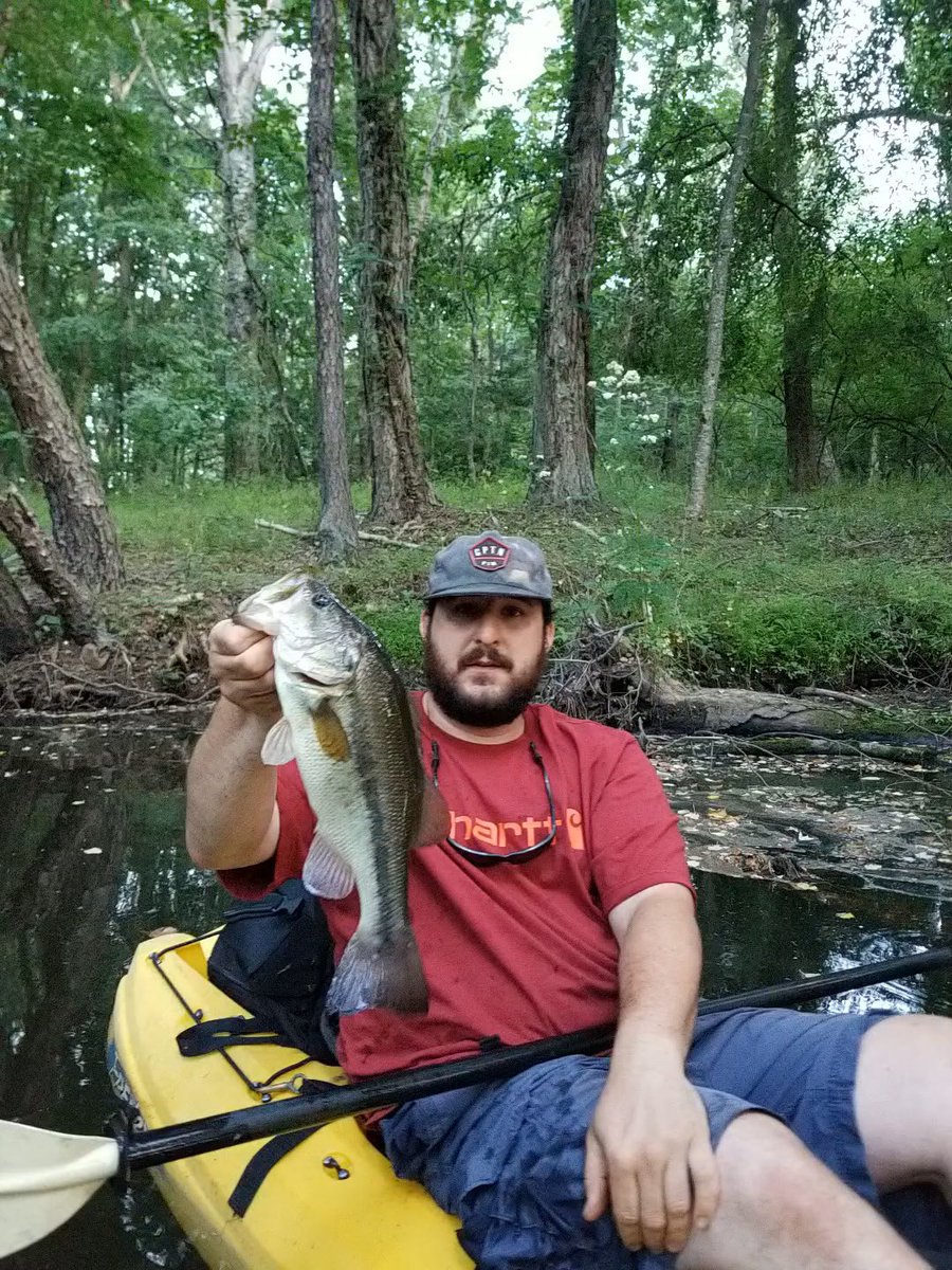DaKID_PGJ's tweet photo. If you donโt hold your 2 pounda out like itโs a 4...bruhhh did you even fish??#bigbody #schmediumfish #frogbite https://t.co/uaaaQppKJ3