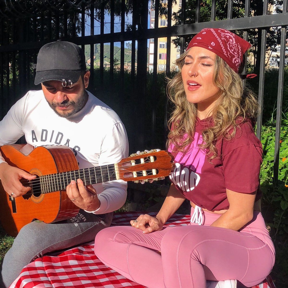 Senti2Music's tweet photo. #NuevaFotoDePerfil https://t.co/txOPKbZTX7