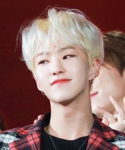 じゃじゃまる 若い人達の間で 韓国顔 というのは男性なら切れ長な目で中性的 女性なら大きな目 にはっきりした口元という感じみたいですが 韓流ドラマがブームになる前からの硬派な シュリ世代 が想像する韓国顔はこうです T Co Peap8ihpmg