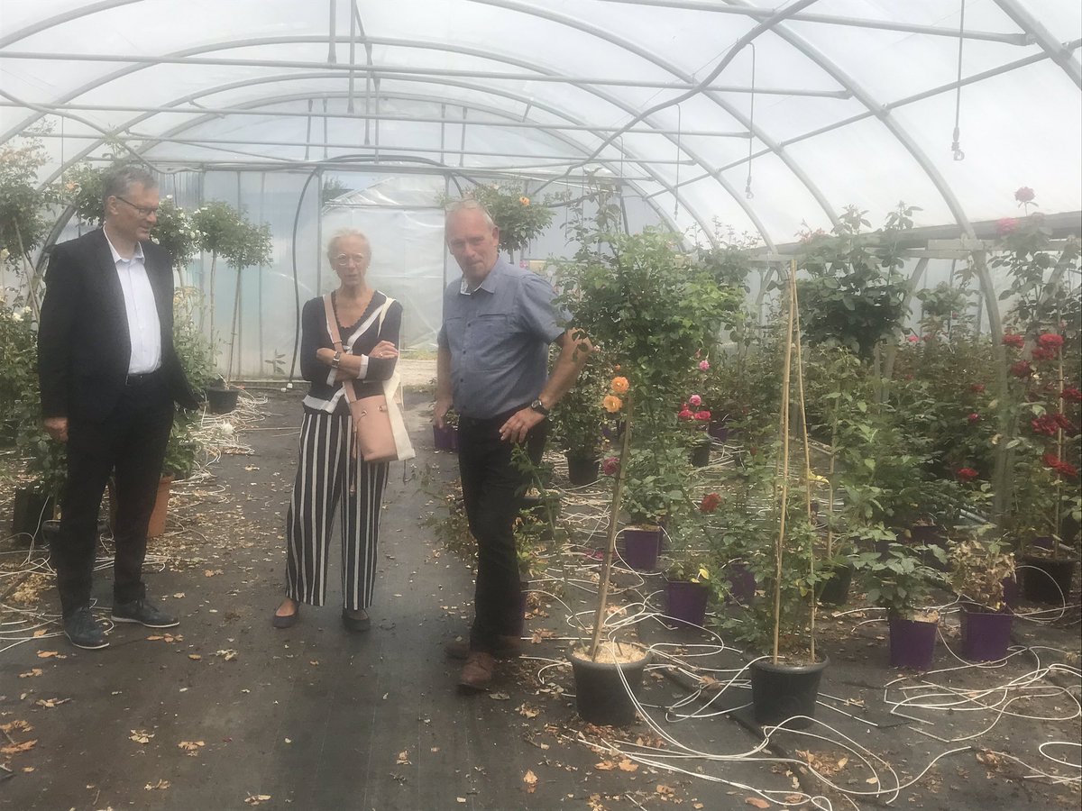 moniquelimon38's tweet photo. Rencontre enrichissante avec @FrancoisFlx agriculteur rosiériste obtenteur,jusqu’à peu Président #FNPHP, présence de @didier_rambaud. Visite des #RoseraiesFélix au #GrandLemps #Isère. Échanges sur les déséquilibres des négociations commerciales, impact #Covid19 filière horticole https://t.co/dT3JhA33WA
