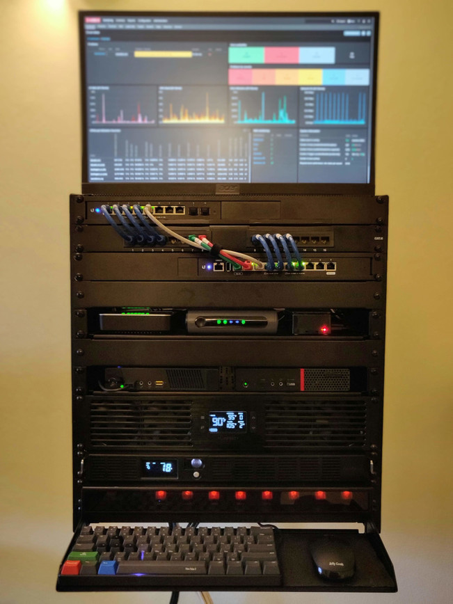 Home Lab Beginners guide – Hardware：这是一篇组建家用服务器实验室的新手指南，包括从位置到机架的选择，以及 UPS、路由器、交换机、电源、配线架、服务器等各种硬件推荐。(haydenjames.io/home-lab-begin…)