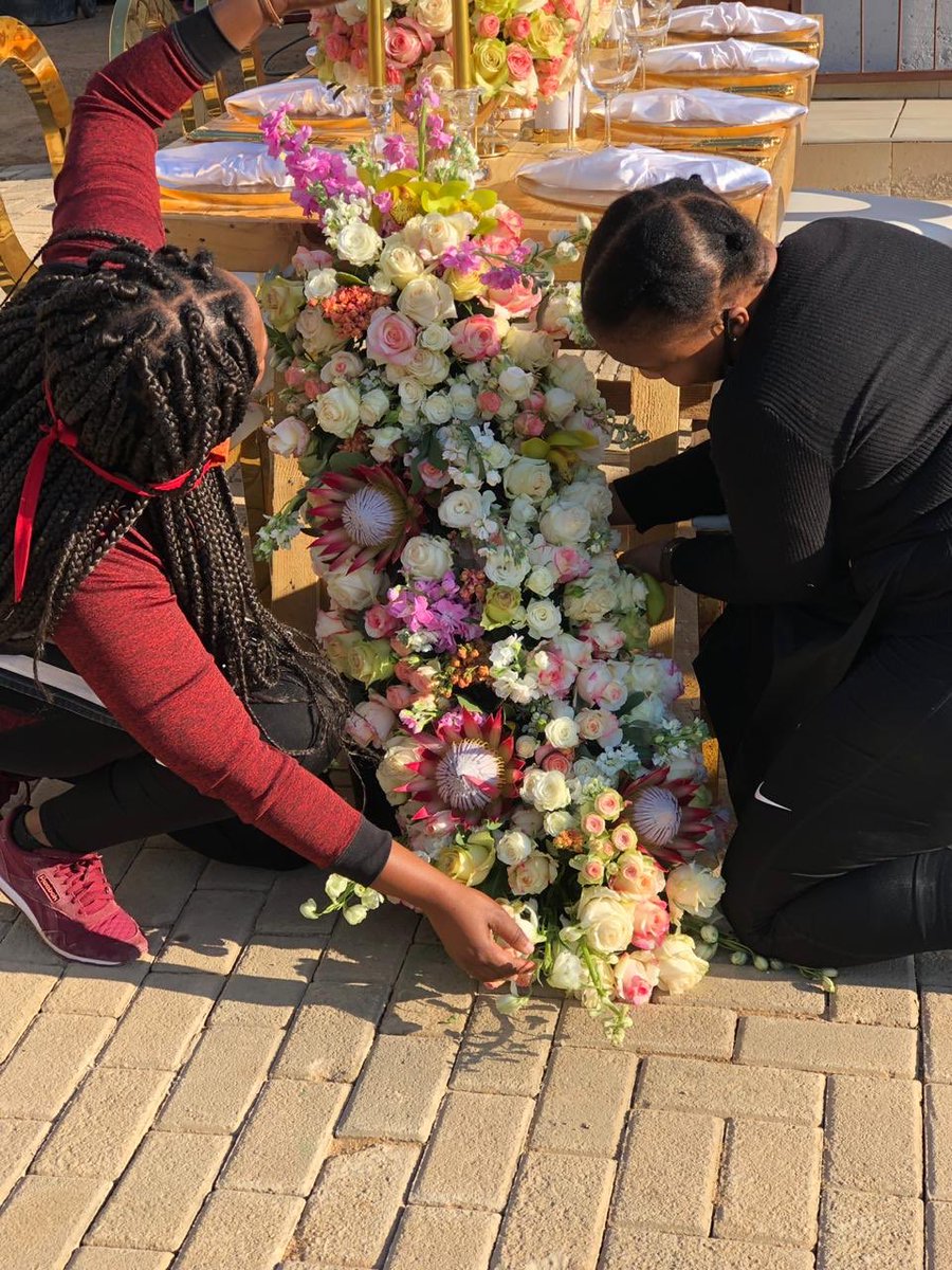 _ItumelengC's tweet image. We do decor and flower arrangements. Based in Pretoria. Kindly follow us on IG: @e_i_creationz and Facebook: EI Creationz 
Contact us on: 063 414 4998
#DJSBU #SaturdayMorning #GirlsTalkZA #mommytalkza