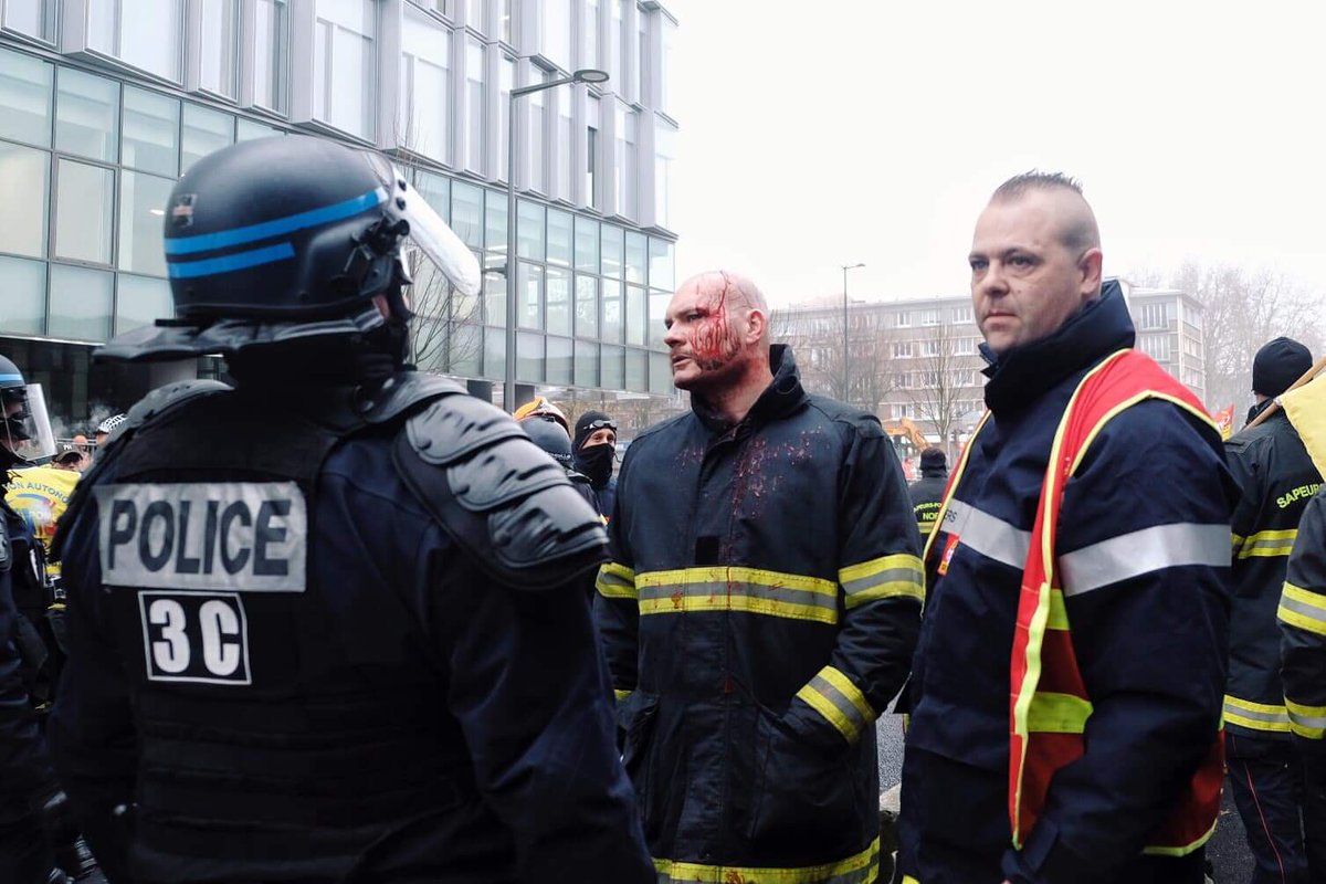 Fab68018217's tweet photo. @RTLFrance @radiofrance Mais :

Manifester avec des lunettes de piscine et un masque (armes par destination) pour le droit à une vie décente, un salaire meilleur et une justice sociale.

Pas bien ❌

#Violencespolicieres #manifestation #GiletsJaunes #SoignantsEnColere ... https://t.co/segd8r237s