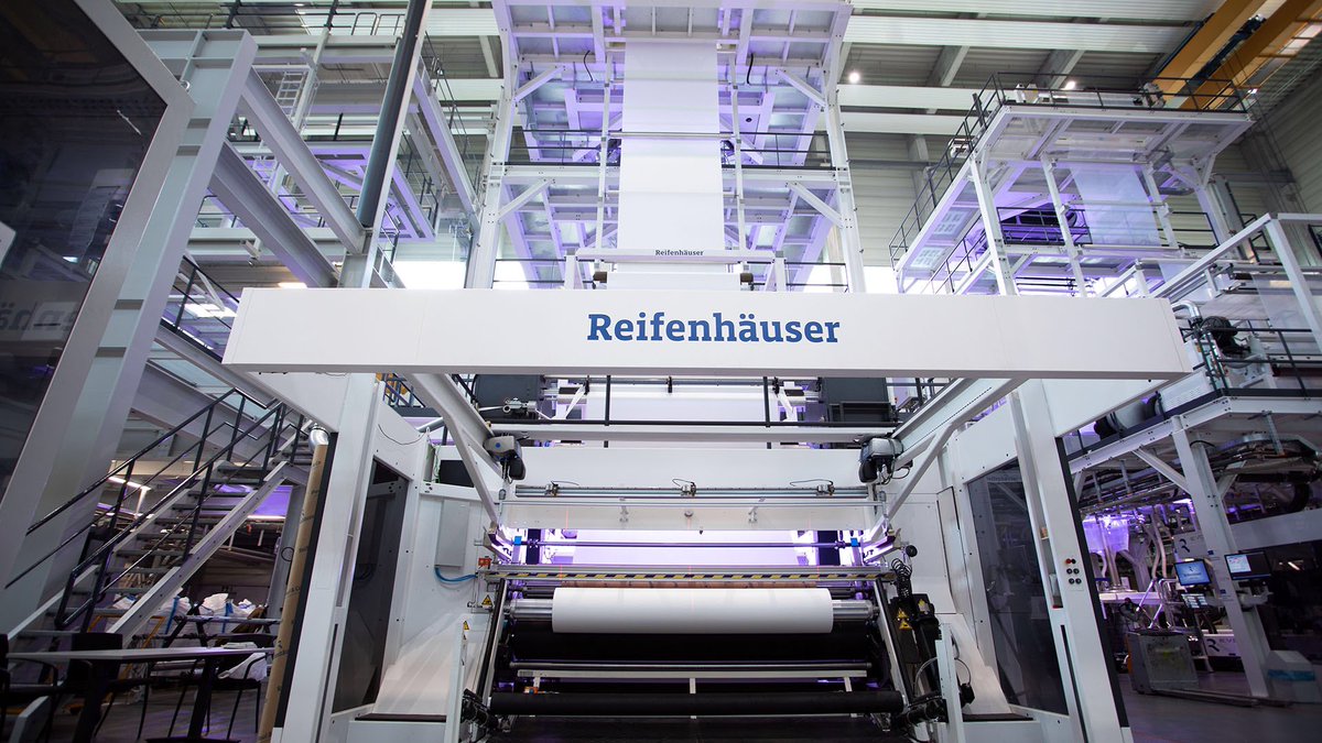 Extrusioneers's tweet photo. Nachdem wir unsere Versuchsanlagen auf die Produktion von #meltblown für #Schutzmasken umgestellt haben, folgt nun die Umstellung einer weiteren Anlage auf die Produktion einer speziellen Barrierefolie für #medizinische #schutzkleidung: https://t.co/GHETCaBHm9 https://t.co/EyoN0iQlmf