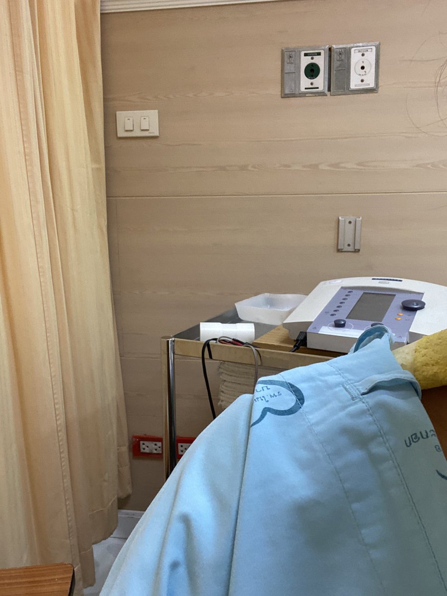 ใครที่ชอบเล่นทรศมากๆ ก้มหน้าก้มตาทำงานบ่อยๆ แบกเป๋าหนักๆบอกเลยว่าไม่สนุกเลยกับการนอนรพ.และกายภาพบำบัด นี่เป็นทั้งต้นคอ บ่า ไหล่ สะบักหลัง หลัง คือเป็นหมดเลยค่ะพส แอบตึงกล้ามเนื้อหน้าอกด้วย เวลาปวดคือตั้งแต่ต้นคอ บ่า ร้าวยันปลายนิ้วอ่ะ ดูแลตัวเองกันดีๆนะคะ ใส่ใจร่างกายเราบ้าง