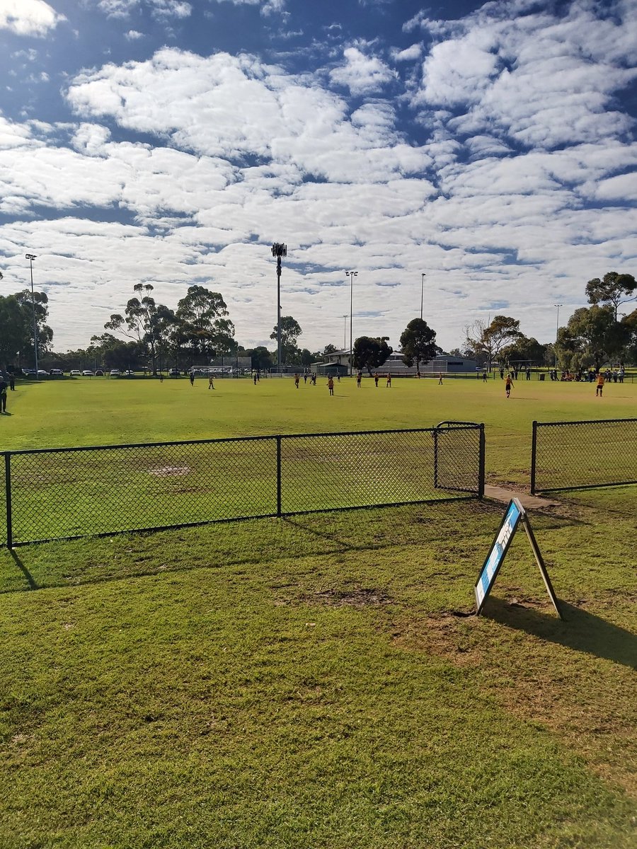 ElizDownsSC's tweet photo. Football is back at the Argana Park Arena! #edsc #edscjuniors #chadsarmy Great to see the kids back and having a go. https://t.co/2H0UNtAkvl