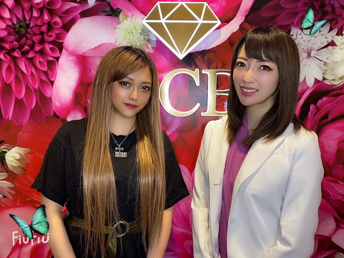 ありにゃん 東京中央美容外科のまりこ先生に 施術して頂きました ずっとやりたかったリフトアップ 顔が大人っぽくなった 凄い優しくてお綺麗で安心してできた まりこ先生との写真は施術前 ちなみにまだ腫れてます Tcb式小顔美肌再生 脂肪