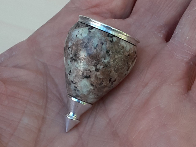 Mini trompo (throwing top) made from granite countertop material and aluminum.  Made on my Gingery lathe (with the optional angle grinder accessory 😉)

Instagram story from when I made the #trompo:
instagram.com/stories/highli…
<a href="/YoYoExpert/">YoYoExpert</a>