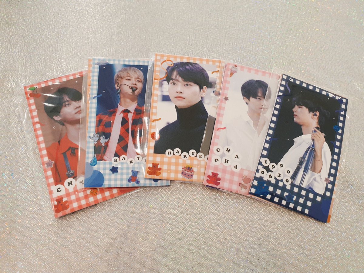 AWESOME_1990's tweet photo. 시그니쳐 음료 주문시 트레카 랜덤 1장, 세트 주문시엔 핀버튼을 추가로 드려요❤ https://t.co/NY1duHhFeV