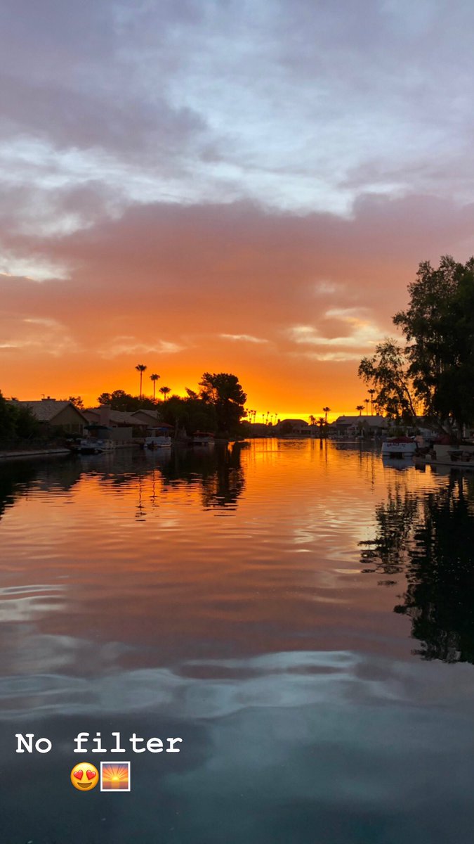Marce_AZ's tweet photo. TGIF! 13.1 miles today... and this gorgeous AZ sunrise 🌅😍 Ready for the weekend! 🏃🏻♀️ #NAFlagvisor #RunderfulRunners #StartlineRacing #RunHappy #ClubSLR #WeekendVibes https://t.co/b8MJGVlQKO