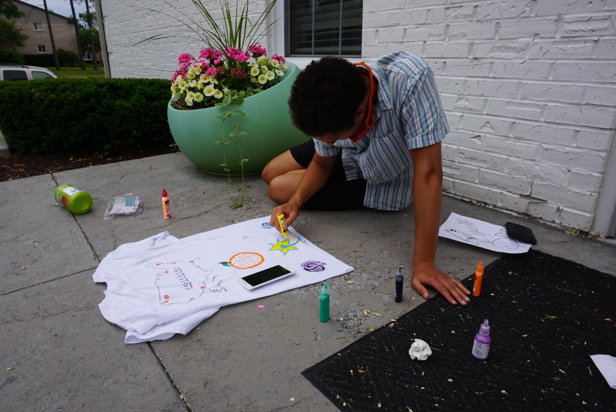 UMich_DDCSP's tweet photo. #SocialDistance and remote shirt painting with @UMSEAS Doris Duke Conservation Scholars 2020. #FunFriday https://t.co/xBWdmSIBkf