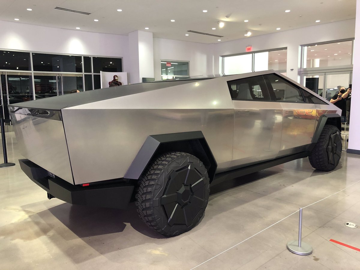 2/5 My 1st thought was this thing looks mean/aggressive. My 2nd thought was this isn’t a truck. I think that is where I went wrong in my opinion and expectations. This is a UTILITY VEHICLE, not a truck. I owned a Hummer H2 SUT (“truck version”) and that’s what it reminds me of.