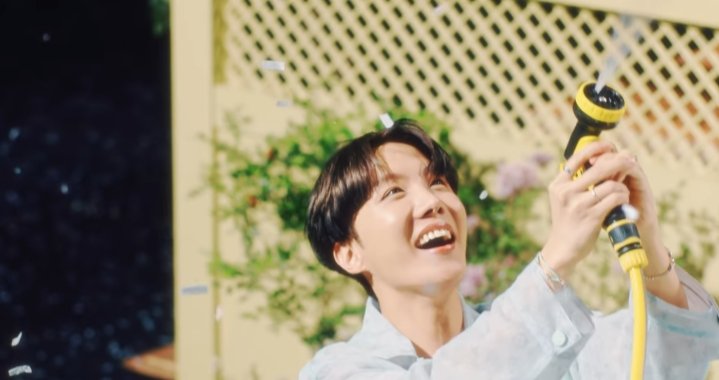 _helovesmiori's tweet photo. Jung hoseok " stay gold 💛"
#StayGoldMV 
#JHOPE https://t.co/BUUiYkl4UV