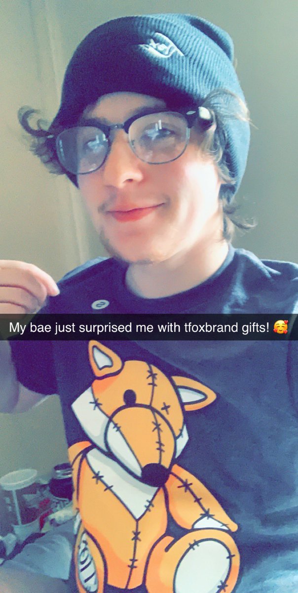 damienyoung18's tweet photo. My boyfriend got me @tannerfox merch!! Surprised me today with the 911 GT3RS hot wheel(!), a shirt, a hat, and pop sockets and I’m so freakin happy!!! Thank you @sargent836 for the birthday gifts I love you 💕!
#tfox #tannerfox #tfoxbrand @SpacestationGG https://t.co/YTmL96vndg