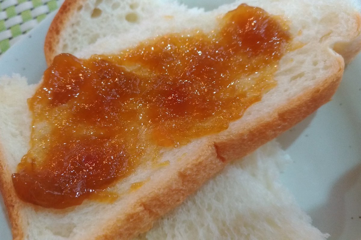 ルバームを初めて見つけたので、ジャムにしてみる

きび糖使ったせいか？色がアレだけど、アプリコットみたいな甘酸っぱさのあるジャムになったので満足（レモン果汁入れすぎた）