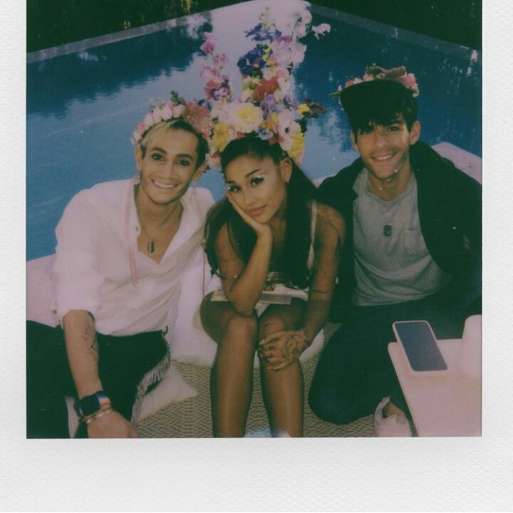 Frankie Grande, irmão de Ariana em nova publicação via Instagram, na festa de aniversário da mesma. 🌸 #HappyBirthdayAriana #HappyAriDay