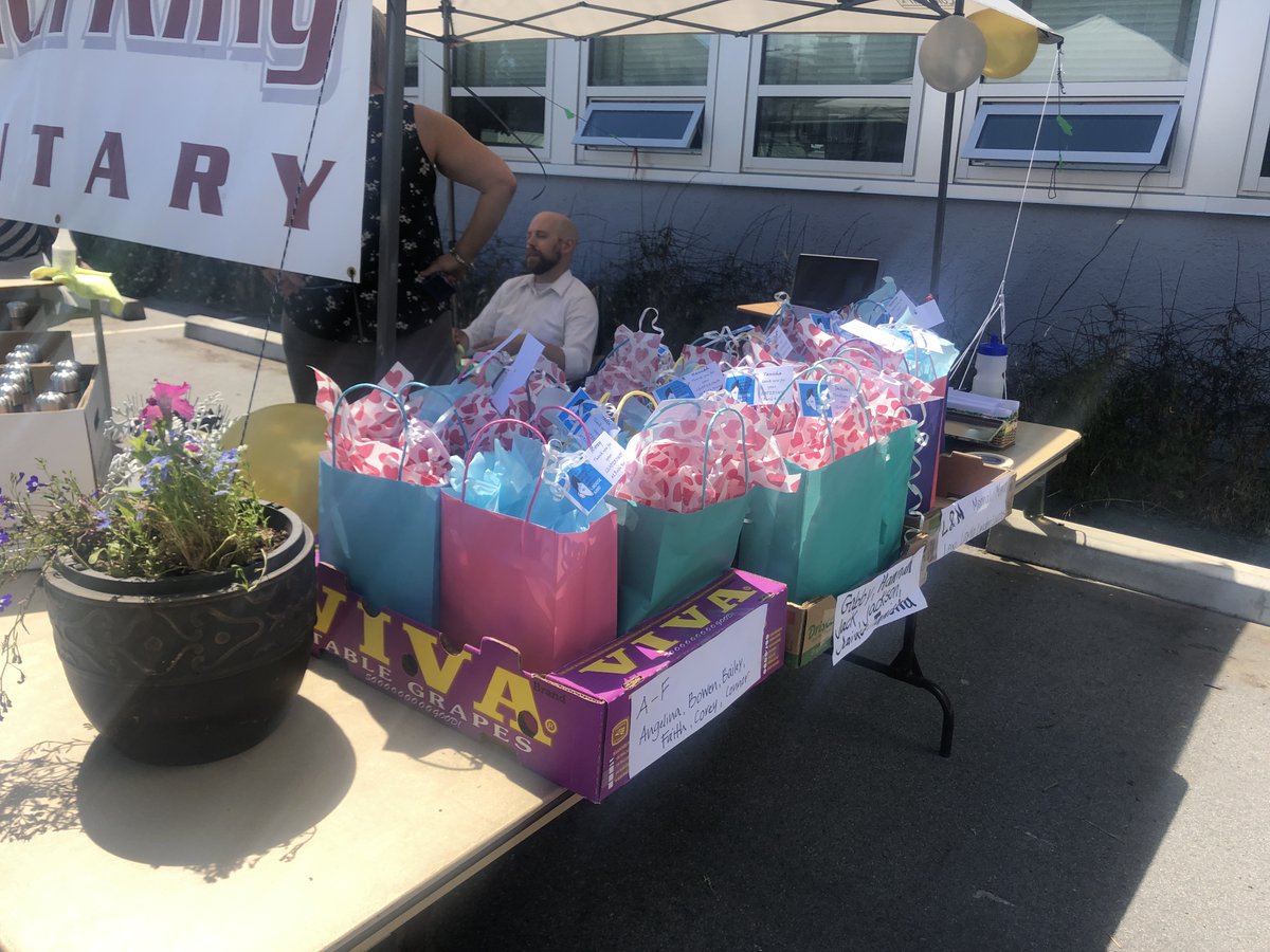 Congrats to all grade 5 graduates from #RuthKing! We wish you every success on your academic journey. #sd62