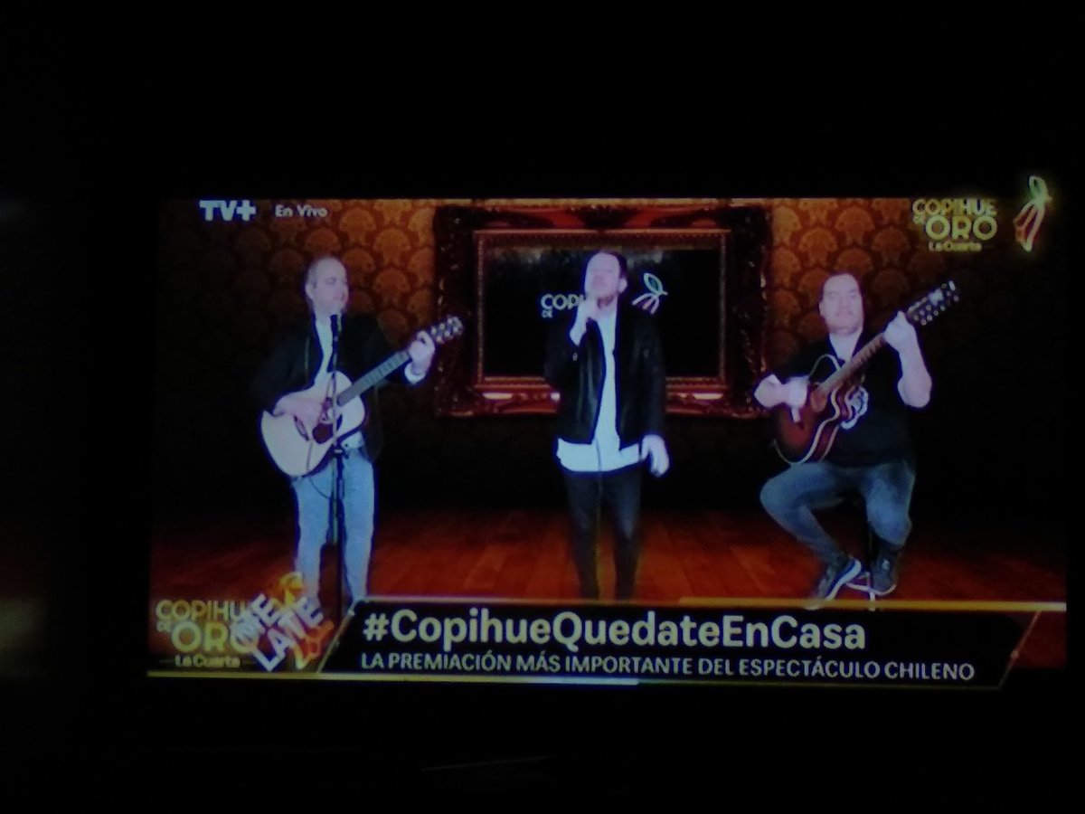 YonyoIqq's tweet photo. Obvio que no pretendía un show en vivo, pero en pleno 2020 tener los mismos efectos especiales de 1975 de los estudios Televisa S.A.C.V de Chahualtenopec, es como mucho #copihuedeoro https://t.co/fyJfOLIDew