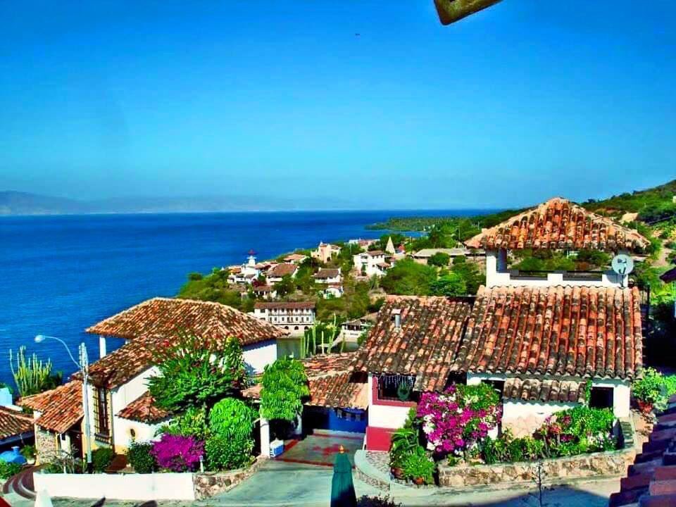 GianlucaCoccon1's tweet photo. Ensenada Honda, es una hermosa playa situada dentro del golfo de Cariaco, enclavada en una pequeña y demarcada ensenada, con aguas de diversos matices de verdes, su suave oleaje permite adentrarse con facilidad a sus aguas y es propicia para el Snorkel...Edo Sucre VENEZUELA 🇻🇪🇻🇪 https://t.co/wRIhyBGEvr