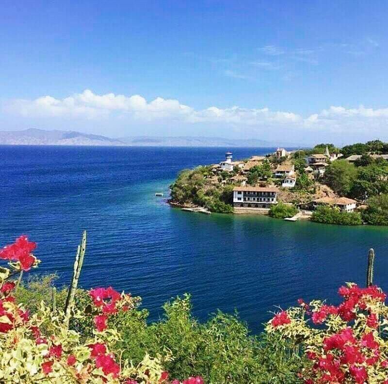 GianlucaCoccon1's tweet photo. Ensenada Honda, es una hermosa playa situada dentro del golfo de Cariaco, enclavada en una pequeña y demarcada ensenada, con aguas de diversos matices de verdes, su suave oleaje permite adentrarse con facilidad a sus aguas y es propicia para el Snorkel...Edo Sucre VENEZUELA 🇻🇪🇻🇪 https://t.co/wRIhyBGEvr