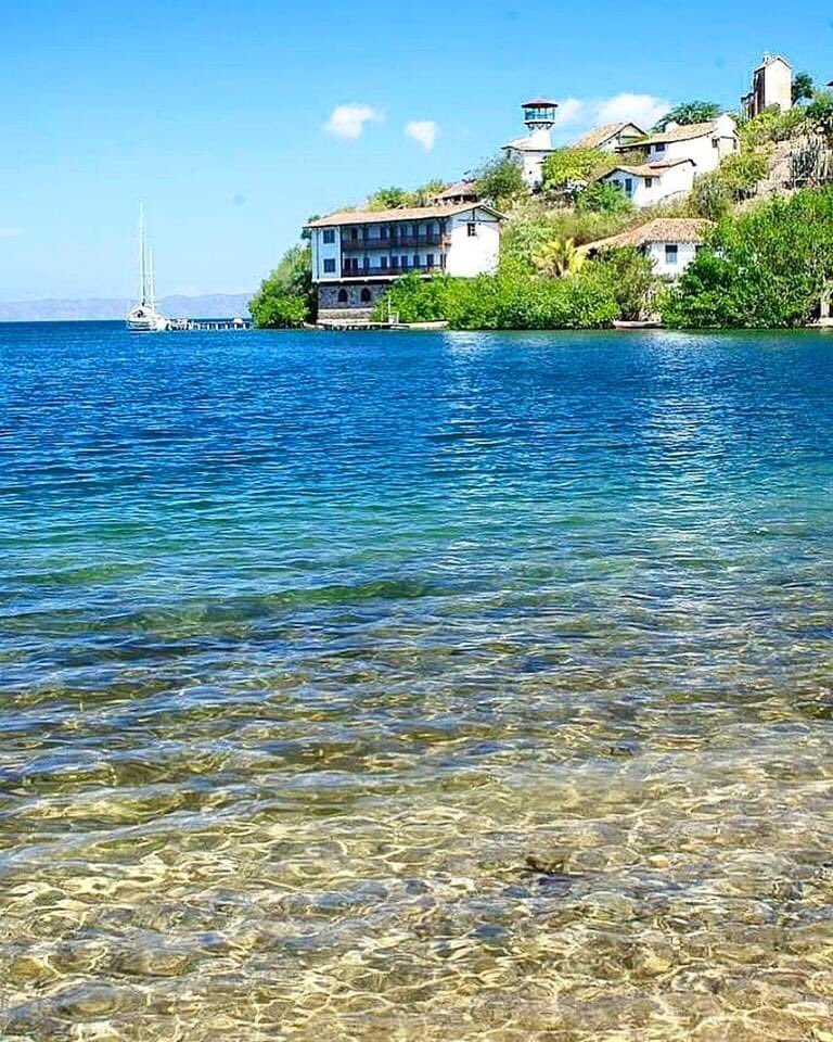 GianlucaCoccon1's tweet photo. Ensenada Honda, es una hermosa playa situada dentro del golfo de Cariaco, enclavada en una pequeña y demarcada ensenada, con aguas de diversos matices de verdes, su suave oleaje permite adentrarse con facilidad a sus aguas y es propicia para el Snorkel...Edo Sucre VENEZUELA 🇻🇪🇻🇪 https://t.co/wRIhyBGEvr