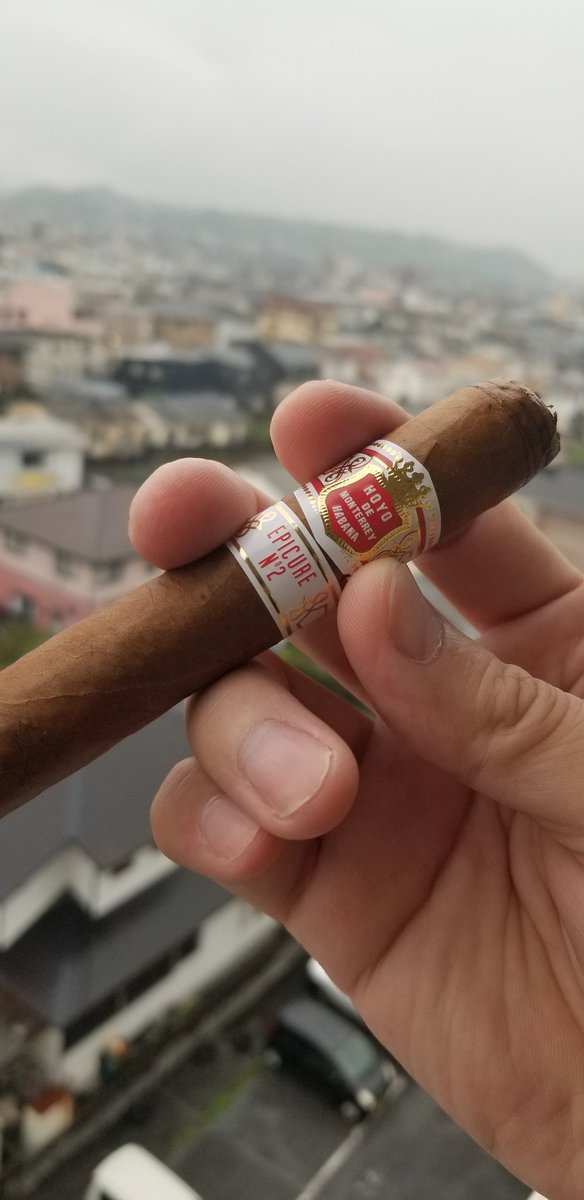 コロナで軒並みテラスでの喫煙がNGになった為自宅で #葉巻