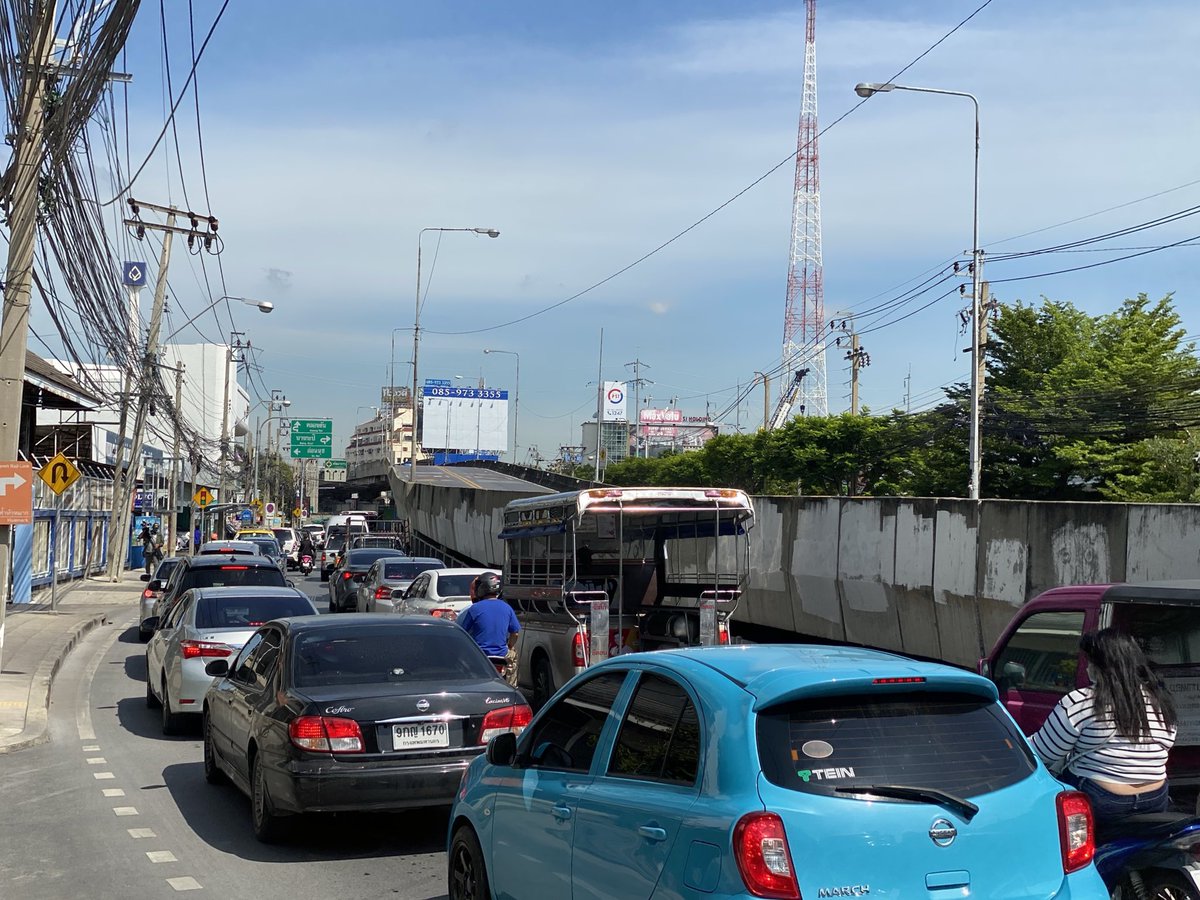 BESTMCOT's tweet photo. ที่นี่แยกพัฒนาการ.. นอกจากรถจะมีมากแล้ว อากาศก็ช่างสดใสกับแสงแดดที่เจิดจ้า..🌞 https://t.co/ZXuobBmw7i