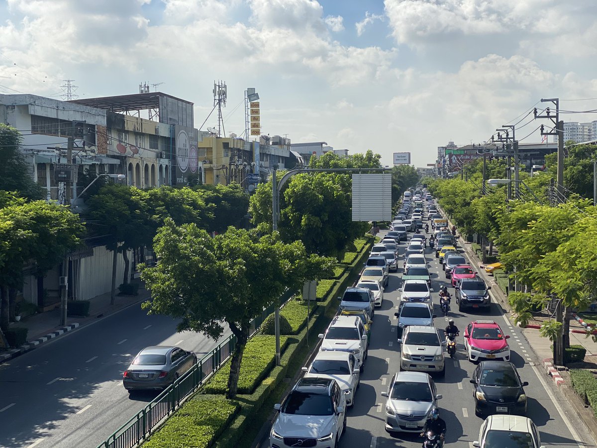 BESTMCOT's tweet photo. ที่นี่แยกพัฒนาการ.. นอกจากรถจะมีมากแล้ว อากาศก็ช่างสดใสกับแสงแดดที่เจิดจ้า..🌞 https://t.co/ZXuobBmw7i