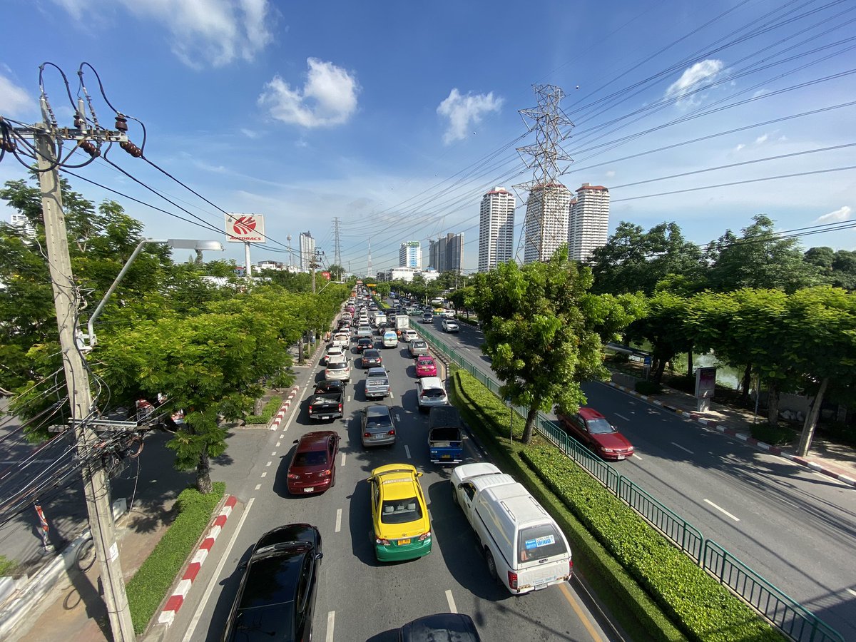 BESTMCOT's tweet photo. ที่นี่แยกพัฒนาการ.. นอกจากรถจะมีมากแล้ว อากาศก็ช่างสดใสกับแสงแดดที่เจิดจ้า..🌞 https://t.co/ZXuobBmw7i