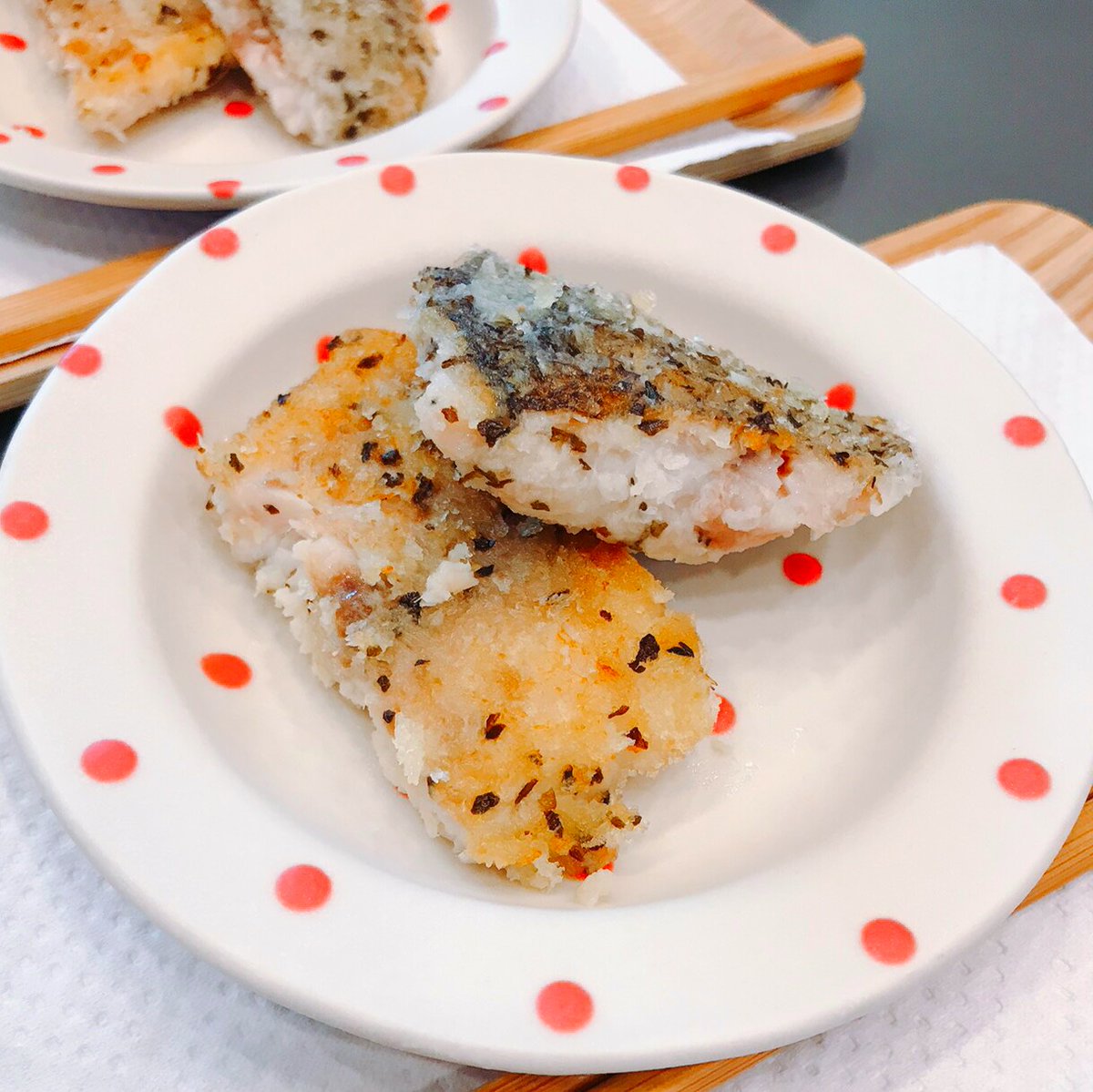 攝津正のつりごはん イサキの香草パン粉焼き 1 パン粉大さじに2と粉バジル小さじ1 2をあわせて イサキの切り身両面にたっぷりつける 2 オリーブ油をひいたフライパンに皮目を下にして並べる 3 並べてから弱火で点火 4 弱火のまま 魚に七割火が 攝津正のつりごはん イサキの香草パン粉焼き 1 パン粉大さじに2と粉バジル小さじ1 2をあわせて イサキの切り身両面にたっぷりつける 2 オリーブ油をひいたフライパンに皮目を下にして並べる 3 並べてから弱火で点火 4 弱火のまま 魚に七割火が