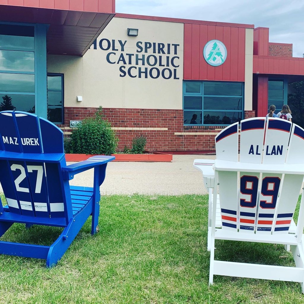 HolySpiritDevon's tweet image. A great final send off for these two awesome retiree’s!  What an amazing parent community we have!  #flyerpride #onceaflyeralwaysaflyer #ecsrdSTRENGTH