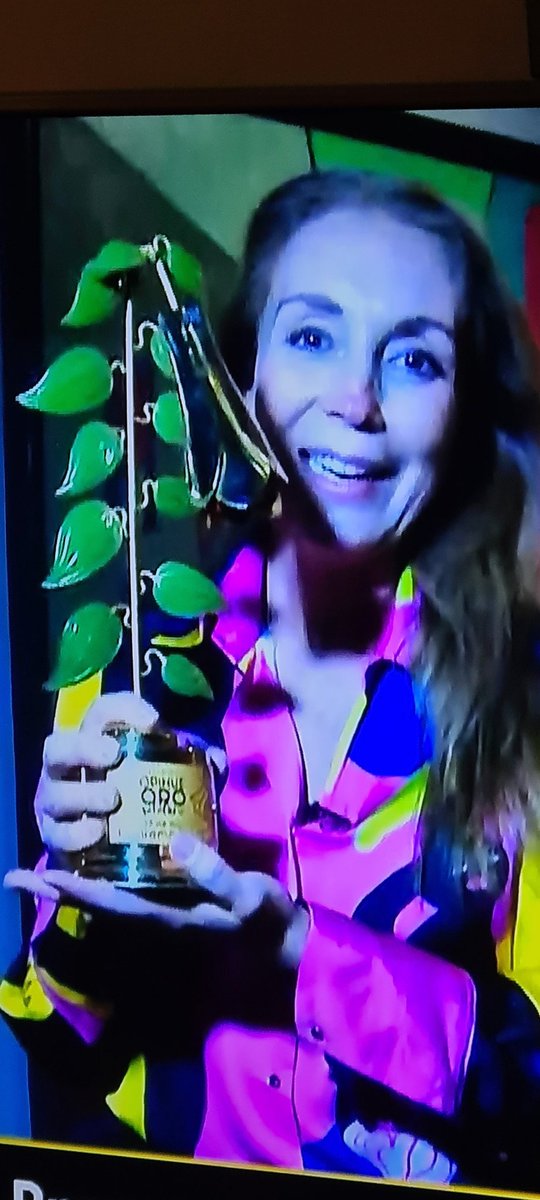 #copihuedeoroentvmas que se tomó la <a href="/KarendTV/">Karen Doggenweiler L</a> ???