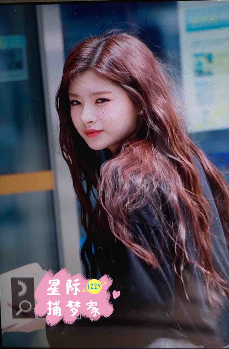 20001229cn's tweet photo. 200627  펩시 출근
 #에버글로우 #왕이런 #이런 #王怡人 https://t.co/U6xnxz0S0y
