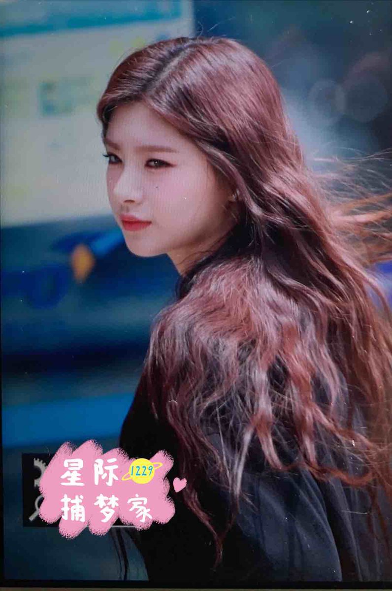20001229cn's tweet photo. 200627  펩시 출근
 #에버글로우 #왕이런 #이런 #王怡人 https://t.co/U6xnxz0S0y