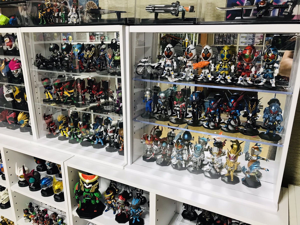 仮面ライダーグッズ収集家 ニトリ に売ってるこの棚絶対買ったほうがいいですよ 後ろが鏡になってるんで 飾ったものが絶対かっこよく見えます うちも先日追加で１つ買いました